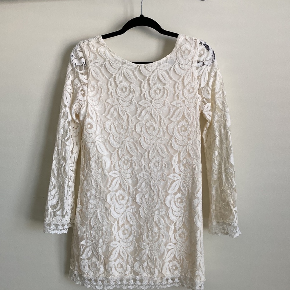 Short Lace dress with scoop back